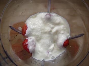 草莓奶昔的做法图解4