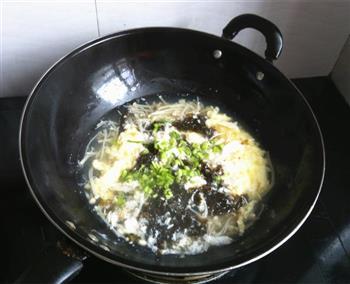 金针菇紫菜蛋汤的做法图解7