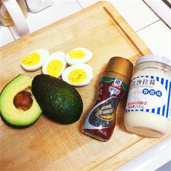 鸡蛋牛油果面包&秋葵番茄沙拉的做法步骤1