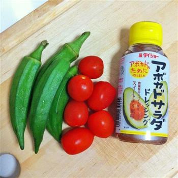 鸡蛋牛油果面包&秋葵番茄沙拉的做法步骤2