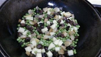 腊肉豌豆闷饭的做法步骤5