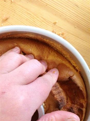 蔓越莓酸奶戚风蛋糕 附手脱模方法的做法步骤15