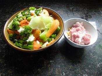 胡萝卜莴笋炒肉片的做法步骤2