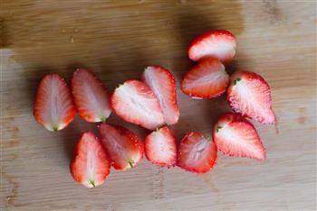 草莓酸奶沙拉的做法步骤2