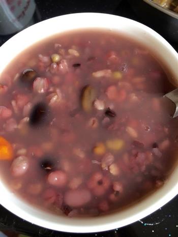 红豆薏米黑豆杂粮养生粥的做法步骤5
