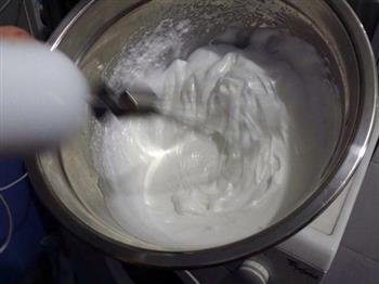 香草酸奶长颈鹿蛋糕卷的做法步骤3