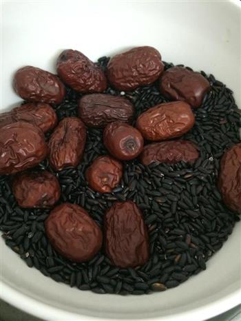 红枣核桃黑米粥的做法步骤1