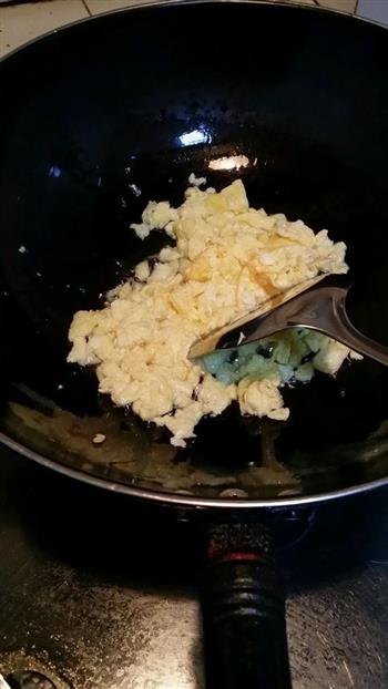 胡萝卜咸鸭蛋炒米饭的做法步骤4