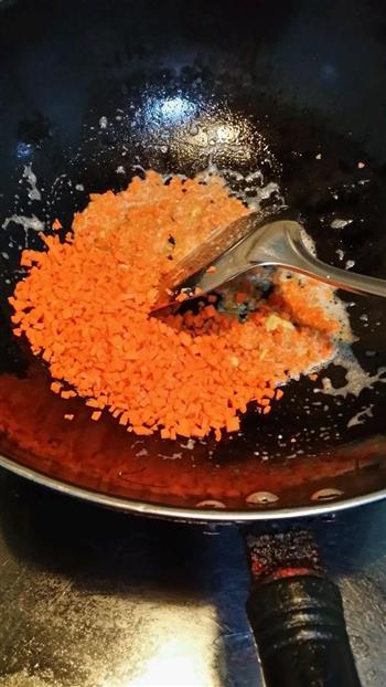 胡萝卜咸鸭蛋炒米饭的做法步骤5