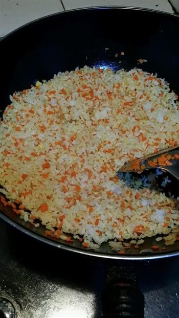 胡萝卜咸鸭蛋炒米饭的做法步骤6