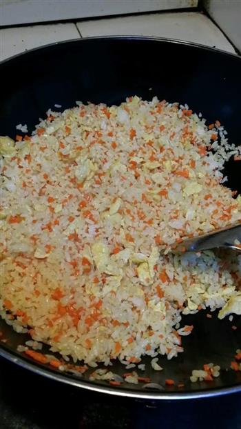 胡萝卜咸鸭蛋炒米饭的做法步骤7