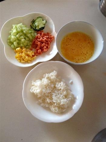 宝宝食谱黄瓜玉米火腿鸡蛋炒饭的做法步骤1