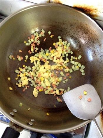 宝宝食谱黄瓜玉米火腿鸡蛋炒饭的做法图解3