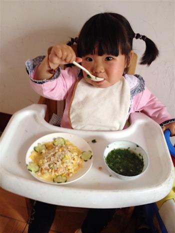 宝宝食谱黄瓜玉米火腿鸡蛋炒饭的做法步骤5