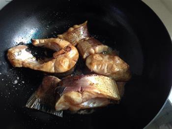 红烧鱼段和鱼头豆腐汤的做法图解2