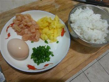 菠萝鸡粒炒饭的做法步骤1