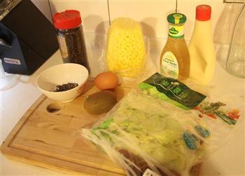 温泉蛋蔬果沙拉的做法步骤1