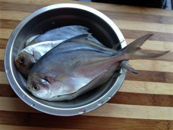 红烧鲳鱼的做法步骤1
