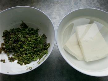 乐乐自家菜-香椿拌豆腐的做法步骤3