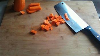 胡萝卜面的做法图解1