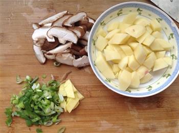 香菇鸡肉土豆焖饭的做法图解2