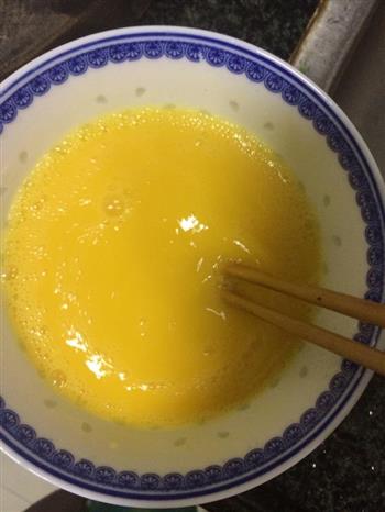 香椿煎蛋的做法步骤3