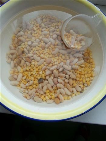电饭煲煮玉米粥的做法步骤1