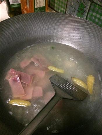 火腿片泡椒上汤螺蛳的做法步骤3
