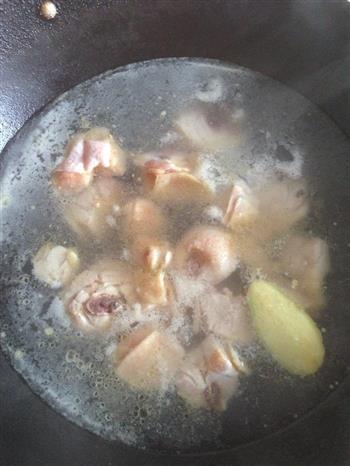 花菜木耳炖鸡汤的做法步骤1
