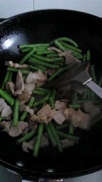 豇豆炒肉片的做法步骤3