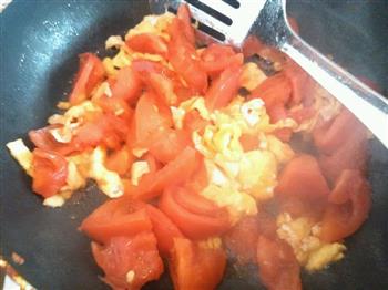 鸡蛋西红柿打卤面的做法步骤2