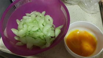 快手菜，黄瓜炒蛋的做法步骤1