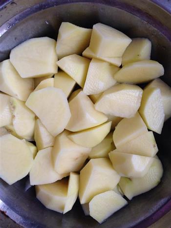 土豆芸豆炖肉的做法图解2