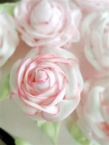 心形玫瑰花簇裱花蛋糕的做法步骤1