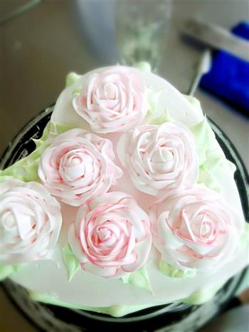 心形玫瑰花簇裱花蛋糕的做法图解4