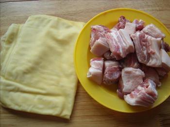百叶结红烧肉的做法步骤1