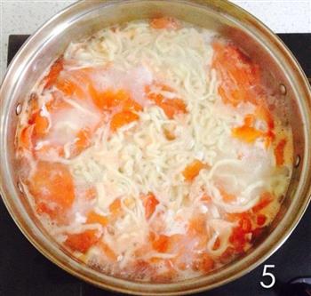 西红柿酸汤面的做法步骤5