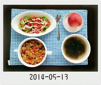 爱心早餐腊味糯米饭+紫菜汤+蔬菜沙拉+水蜜桃的做法图解1