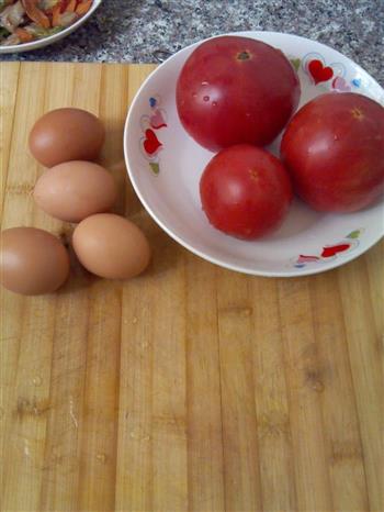 西红柿炒鸡蛋辣椒的做法步骤1