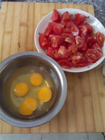 西红柿炒鸡蛋辣椒的做法步骤2
