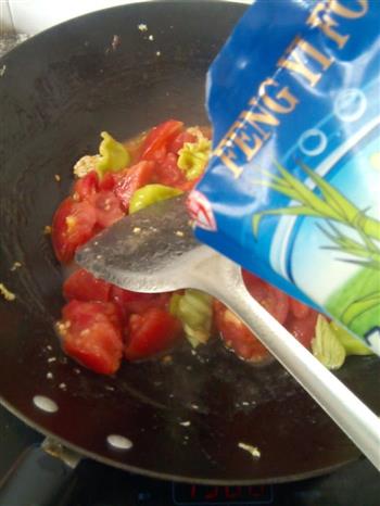 西红柿炒鸡蛋辣椒的做法步骤7