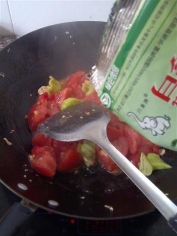 西红柿炒鸡蛋辣椒的做法步骤8