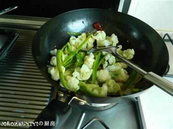 配米饭贼香的-干锅菜花的做法步骤5