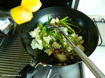 配米饭贼香的-干锅菜花的做法步骤6