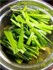 养生菜-虾皮韭菜的做法步骤2