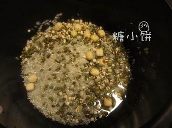 绿豆薏米粥的做法图解2