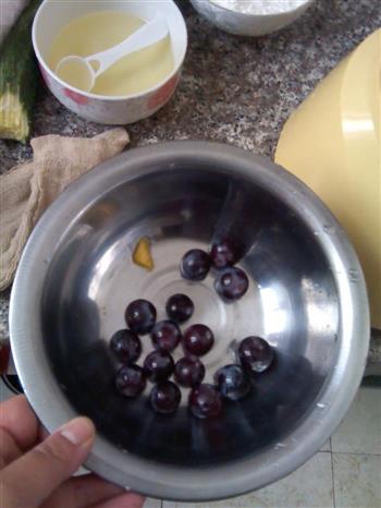 鲜榨芒果葡萄汁的做法步骤2