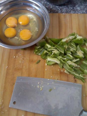 辣椒炒鸡蛋的做法步骤2
