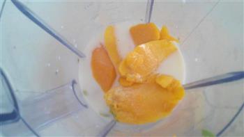 芳香醇厚-酪梨芒果奶昔的做法图解5
