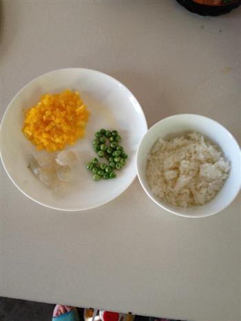 营养餐甜椒豌豆虾仁炒饭的做法步骤1